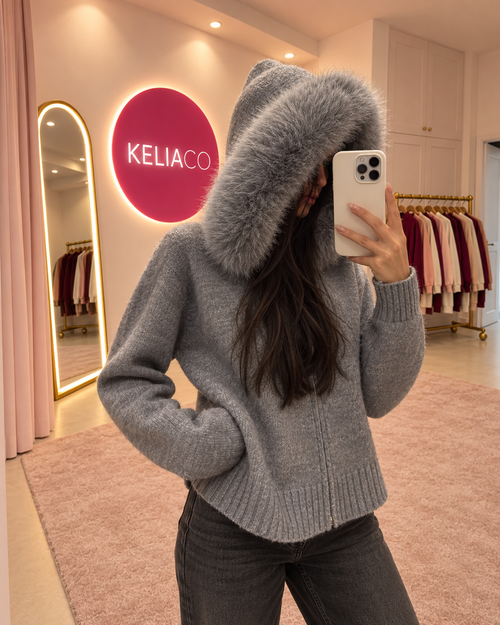 Cardigan Lia gris zippé à capuche bordée de fausse fourrure