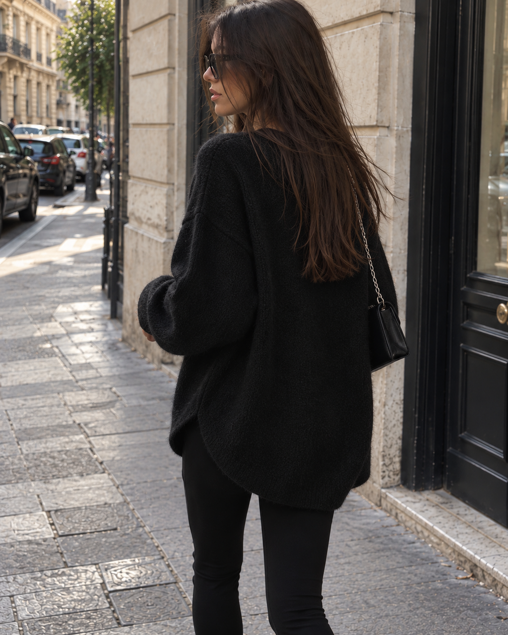 Pull Inès noir long et oversize porté dans la rue
