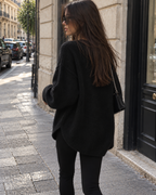 Pull Inès noir long et oversize porté dans la rue