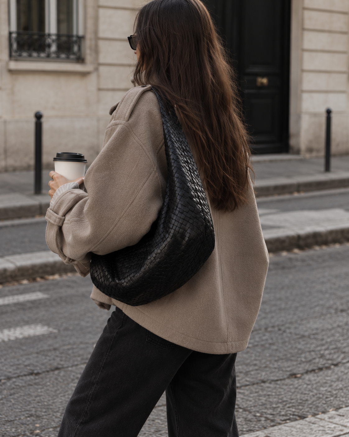 Veste Lana taupe vue de dos, portée avec un sac tressé noir dans la rue