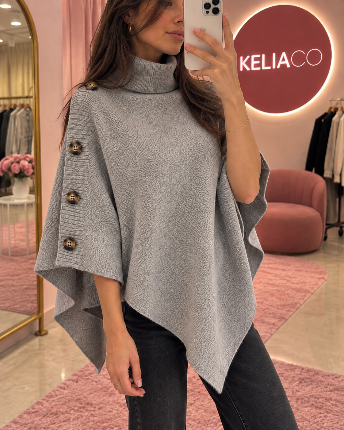 Poncho Nina gris en grosse maille, col roulé et bas en pointe, au studio KELIACO