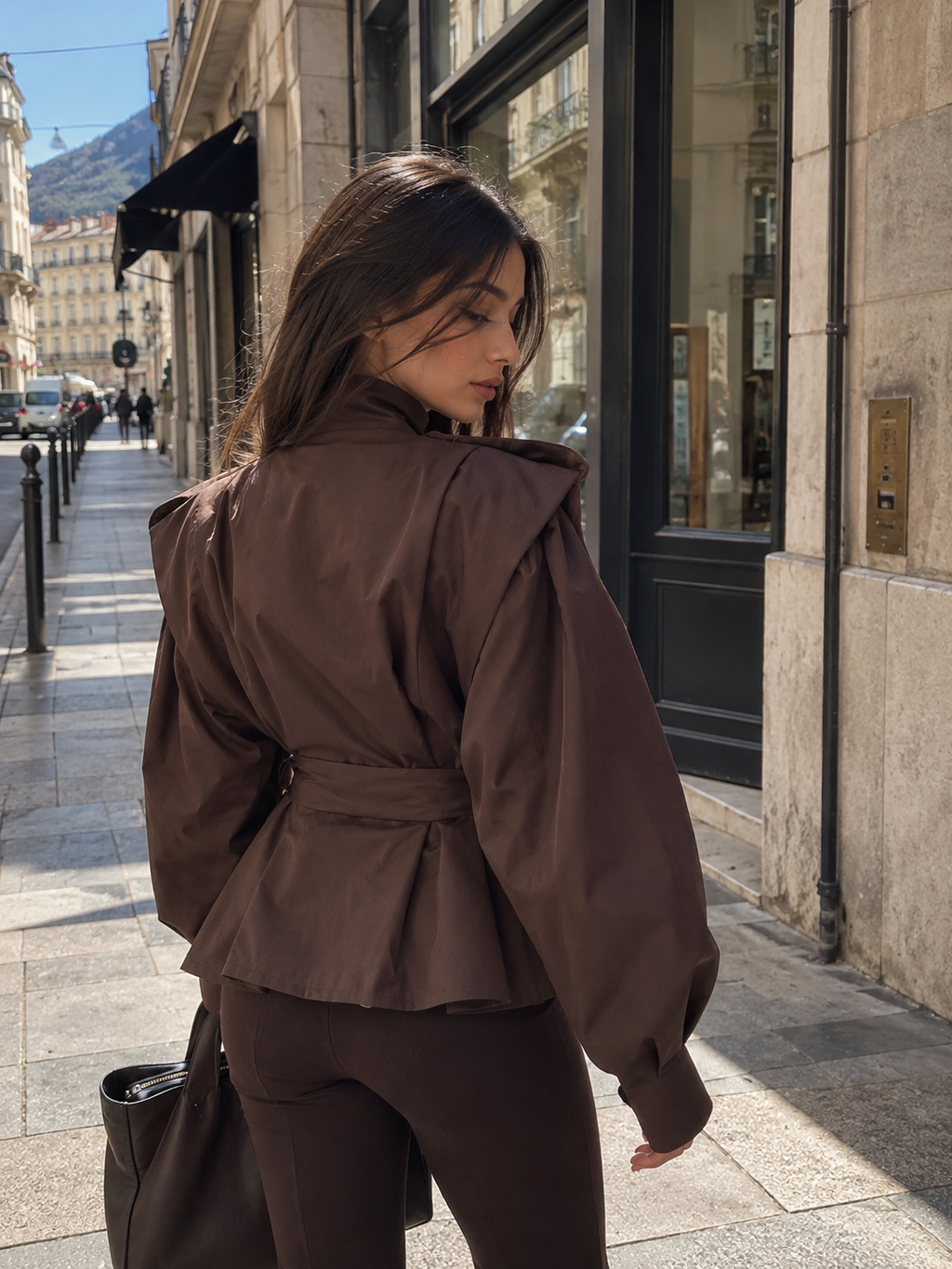 Veste Maya marron portée dans la rue, vue de dos