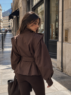 Veste Maya marron portée dans la rue, vue de dos