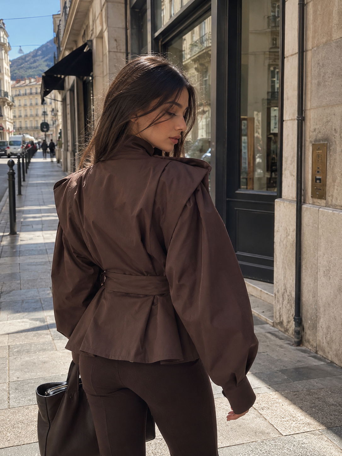 Veste Maya marron portée dans la rue, vue de dos