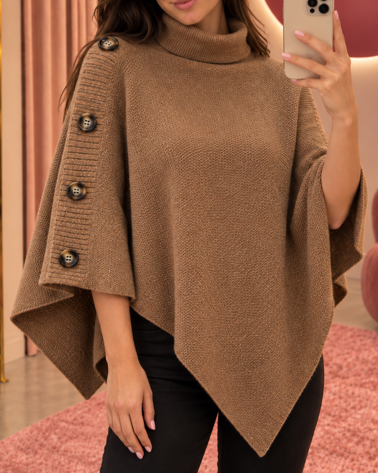 Poncho Nina kaki en grosse maille, col roulé et boutons sur le côté, au studio KELIACO