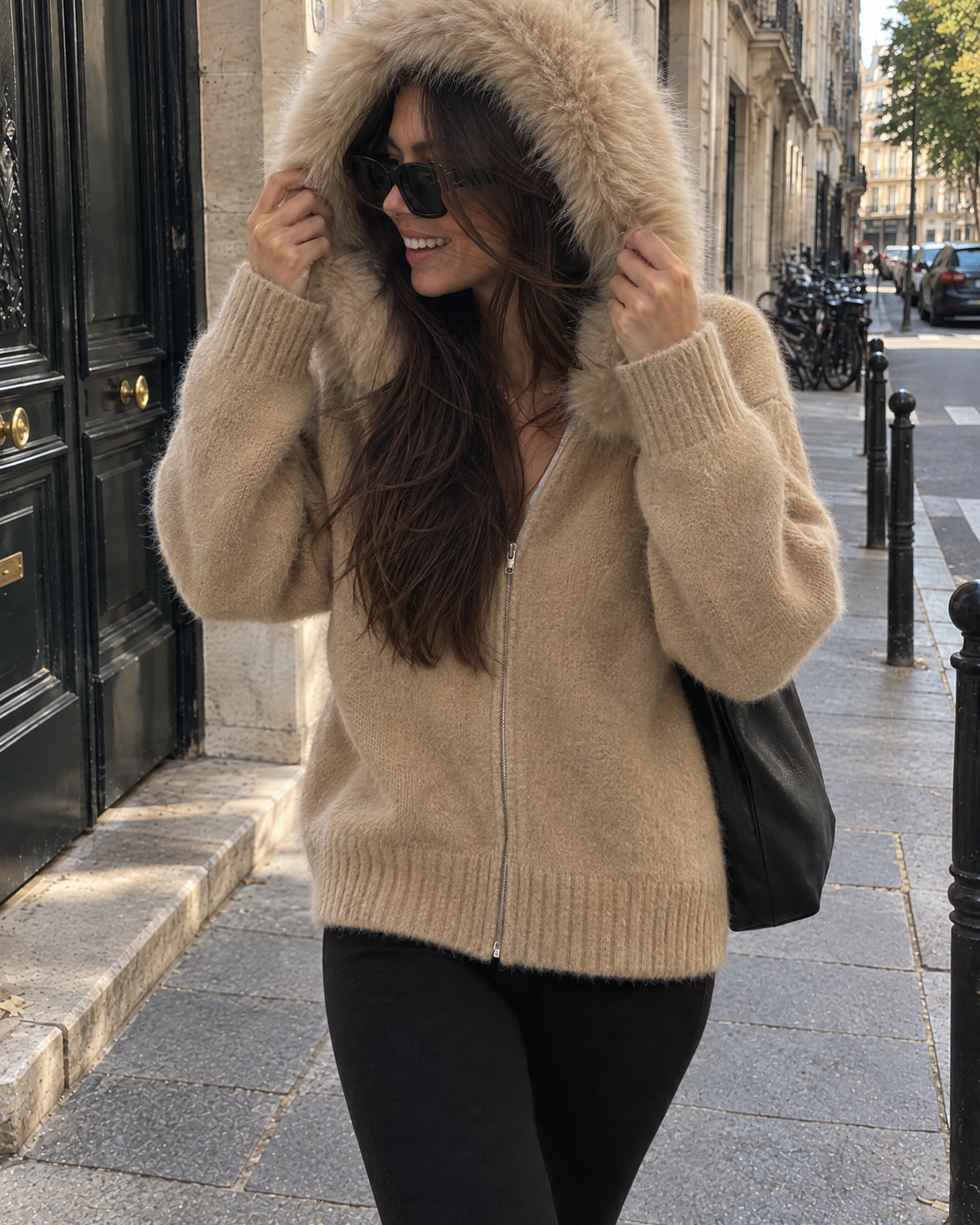 Cardigan Lia camel zippé, capuche bordée de fausse fourrure relevée, porté dans la rue