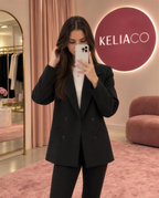 Blazer Alya noir croisé porté en selfie au studio KELIACO
