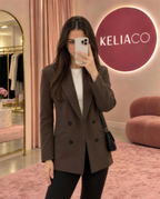 Blazer Alya marron croisé porté en selfie au studio KELIACO