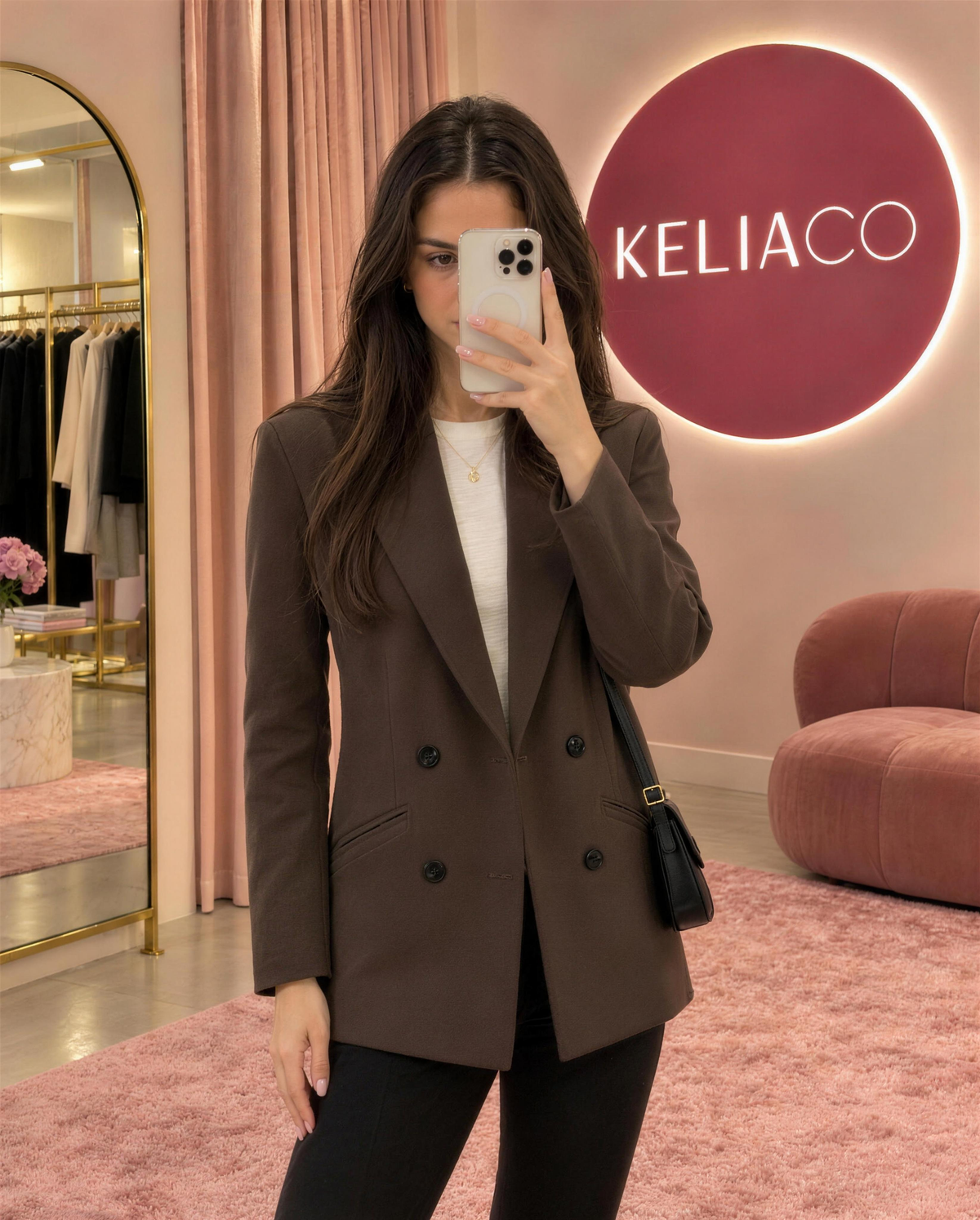 Blazer Alya marron croisé porté en selfie au studio KELIACO
