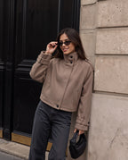 Veste Lana taupe courte aspect laine, col montant boutonné, portée dans la rue